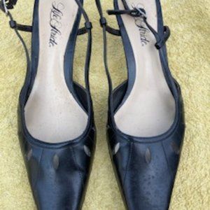 Lady's black dressy shoes with cutout motif